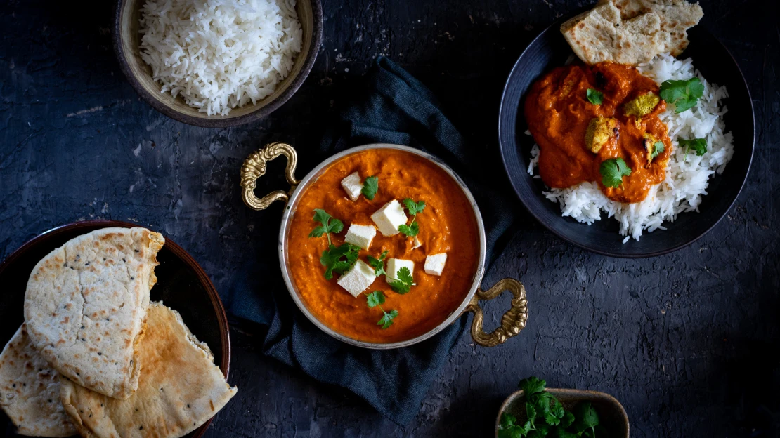 Pro bezmasé pondělí tikka masala s domácím paneerem, na úterý s marinovaným kuřetem