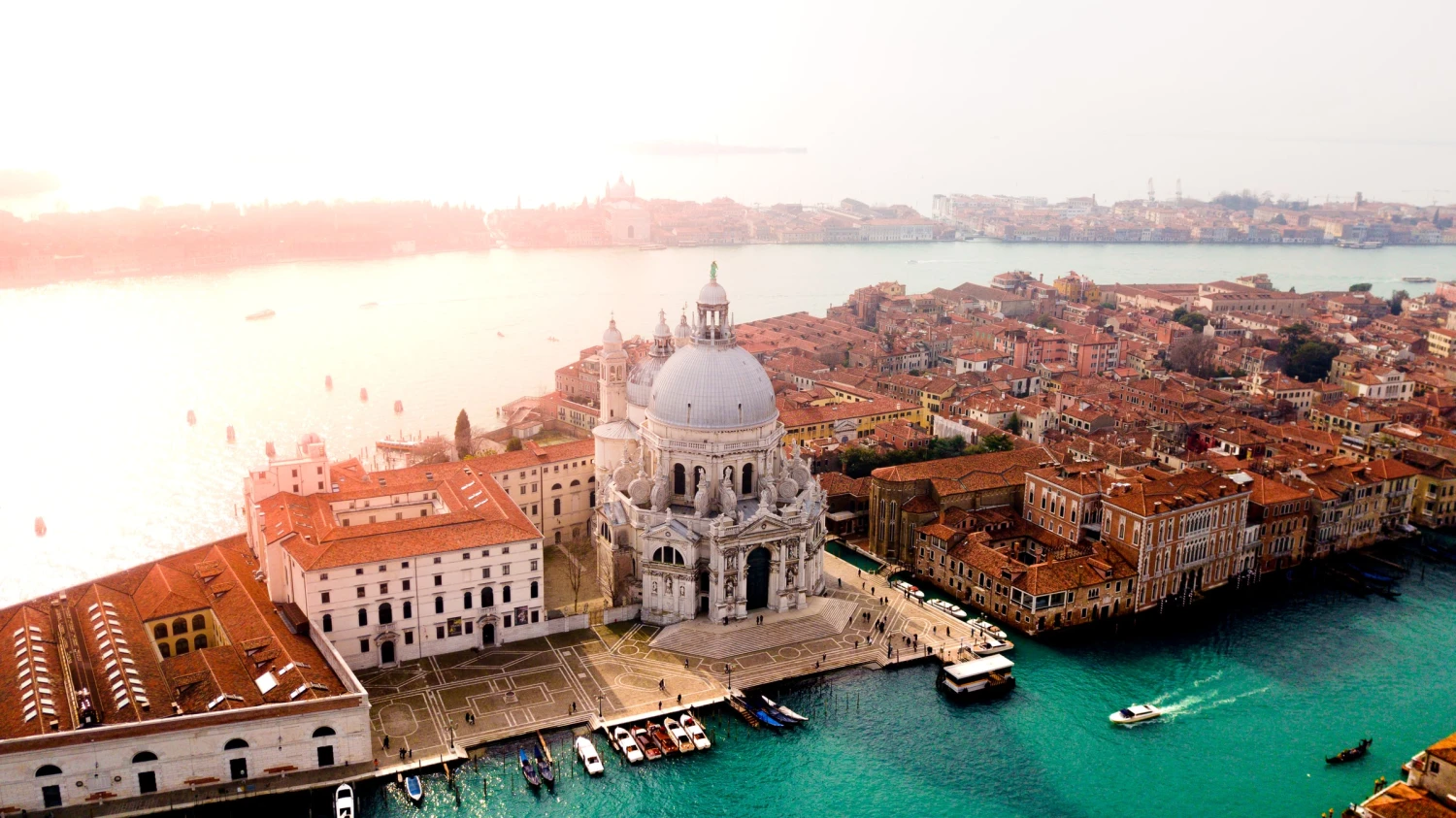 Benátky začaly vybírat poplatek za vstup. Chtějí tím zmírnit dopady turismu