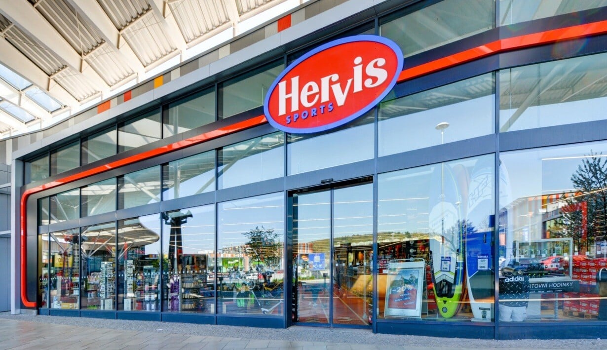 Hervis v Česku po dvaceti letech končí. Polovinu prodejen prodá Intersportu