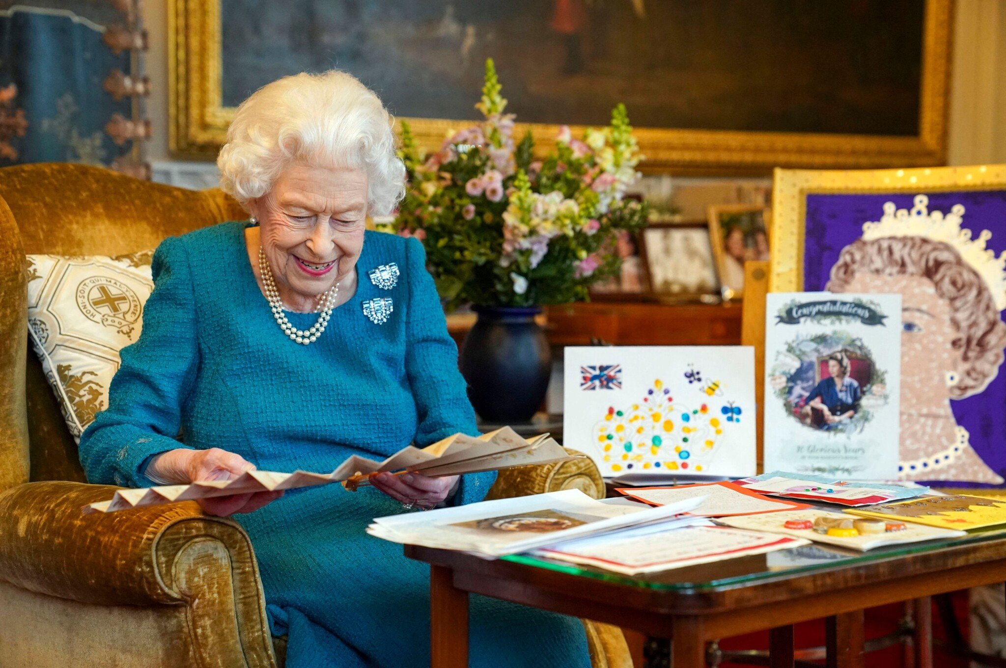 Královna má covid. Alžběta II. uklidňuje zvěsti o svém zdravotním stavu