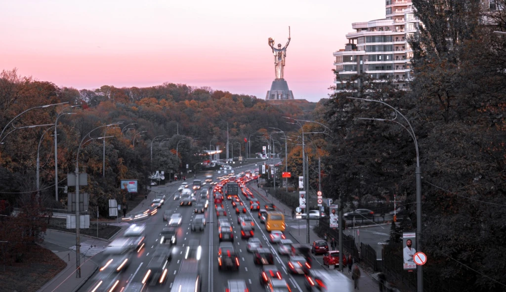 Ukrajinská metropole je v obranné fázi. Rusové tvrdí, že dobyli klíčové letiště v Hostomelu