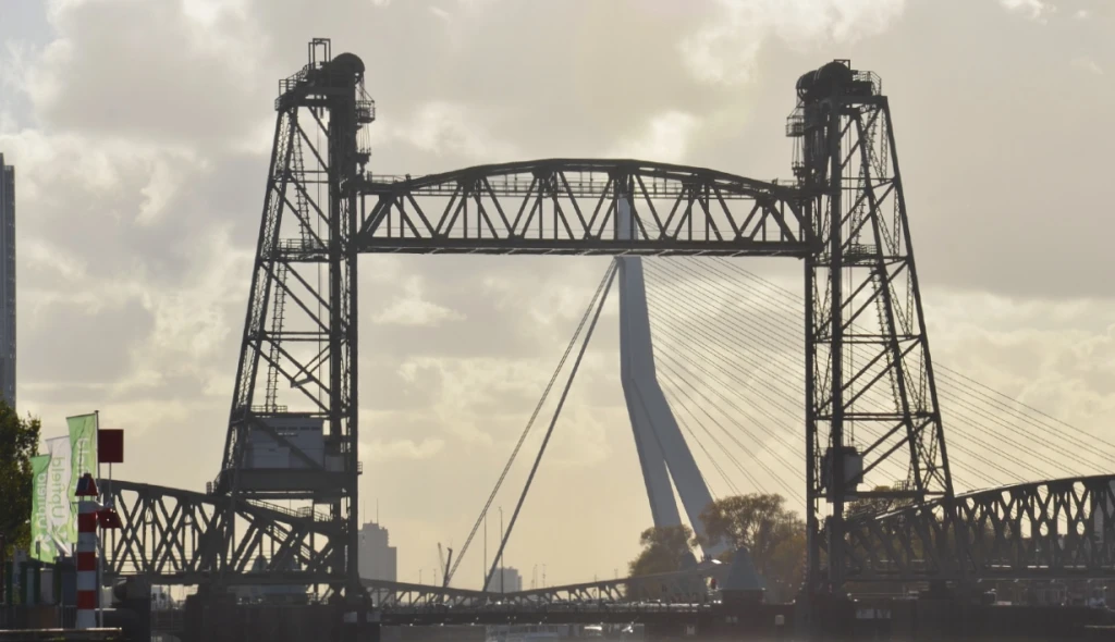 Když miliardy ocel přenášejí. Kvůli Bezosově jachtě bude rozebrán nizozemský most