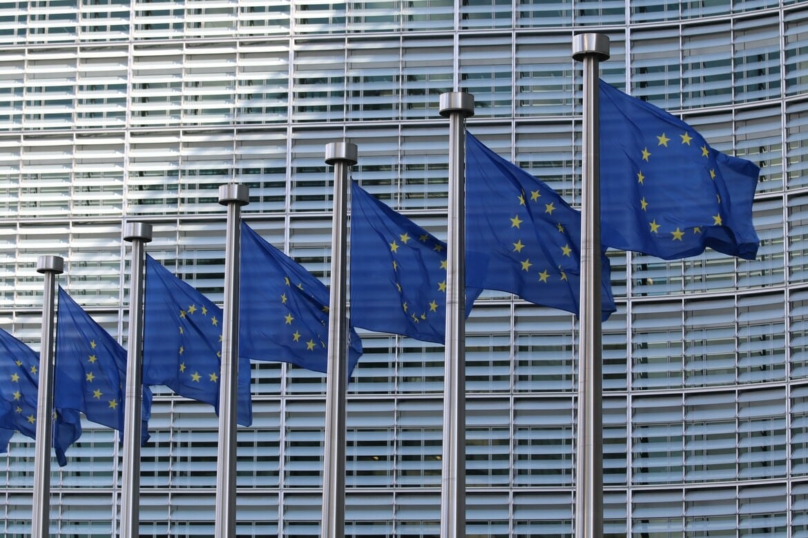 EU schválila částečné embargo na ruskou ropu. Sankce se dotknou bank i televizí