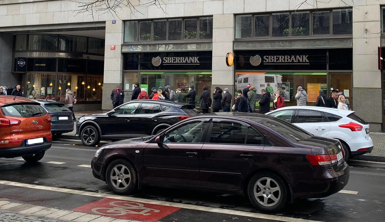 Žádné karetní transakce a zavřené pobočky. Sberbank v Česku omezuje provoz