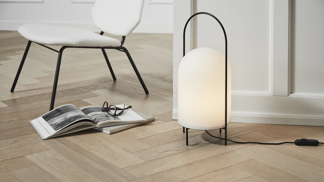 Budiž designové světlo. Lucerny, olejové lampy i kolíky z továrny