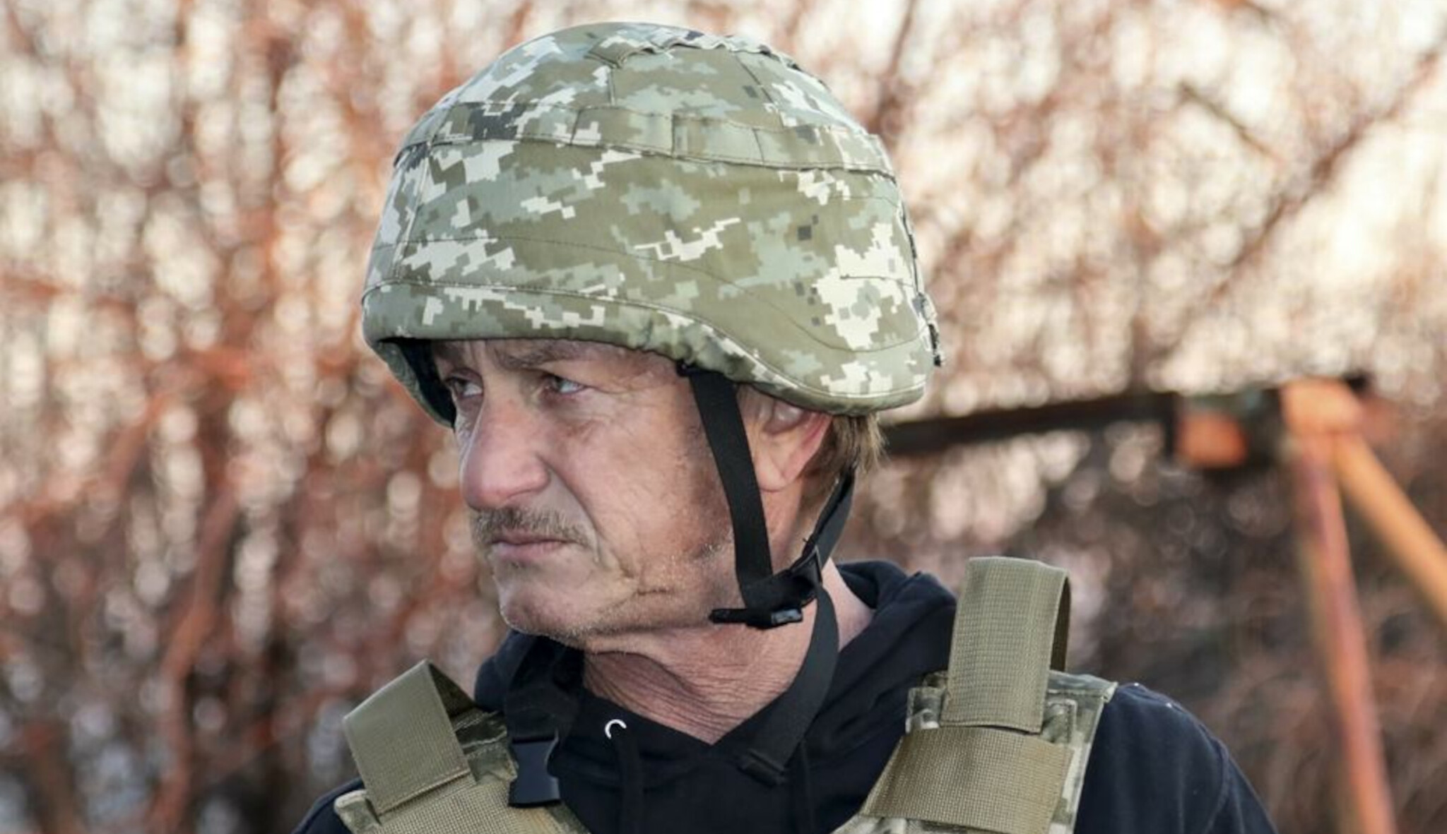 Sean Penn jako žurnalista. Na Ukrajině točí o invazi, potkal se i s prezidentem