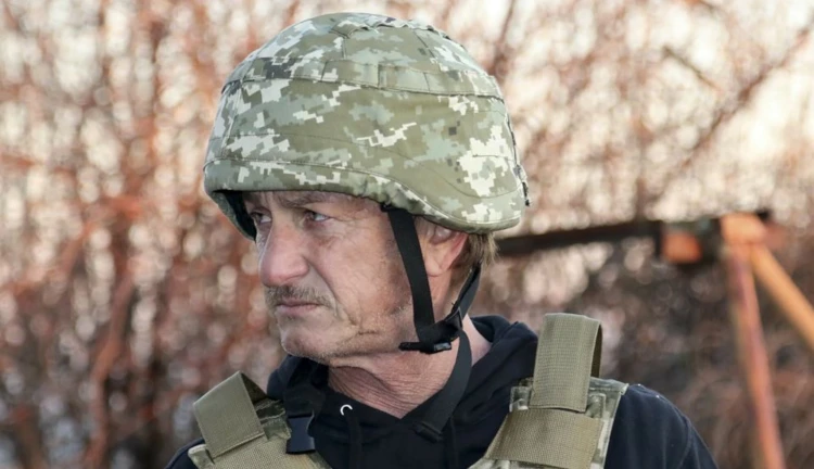 Herec Sean Penn během natáčení dokumentu na Ukrajině