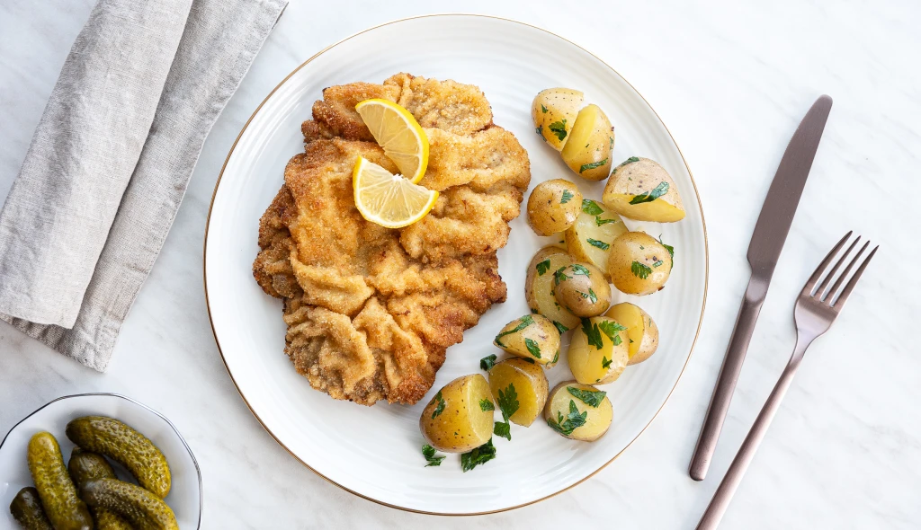 Wiener Schnitzel aneb řízek jako chlouba talíře. Legendární „vídeňák“ z&nbsp;telecí kýty je nepřekonatelný