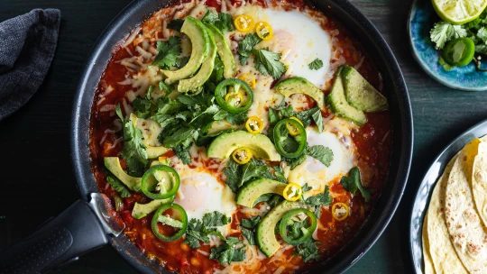 Nasnídejte se ve stylu Mexika. Huevos rancheros s&nbsp;chilli a&nbsp;fazolemi vás postaví na nohy už za 20 minut