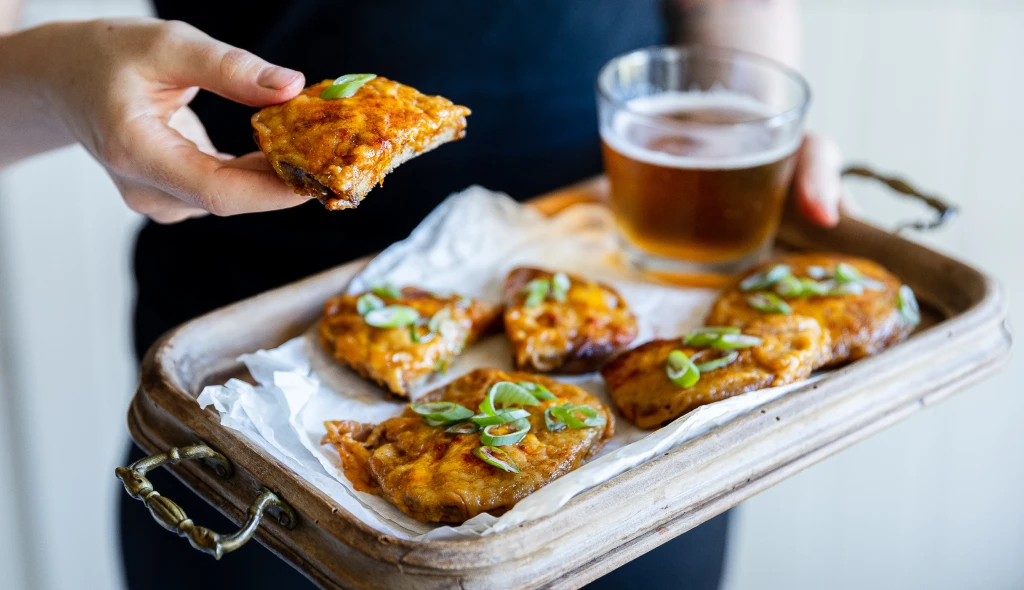 Pivo, čedar &#038; hořčice. Ostrovní prasárnička Welsh rarebit potěší nejen v&nbsp;dešti a&nbsp;zimě