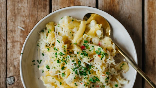 Pasta e cavolfiore. Jednoduché zero waste těstoviny s&nbsp;květákem