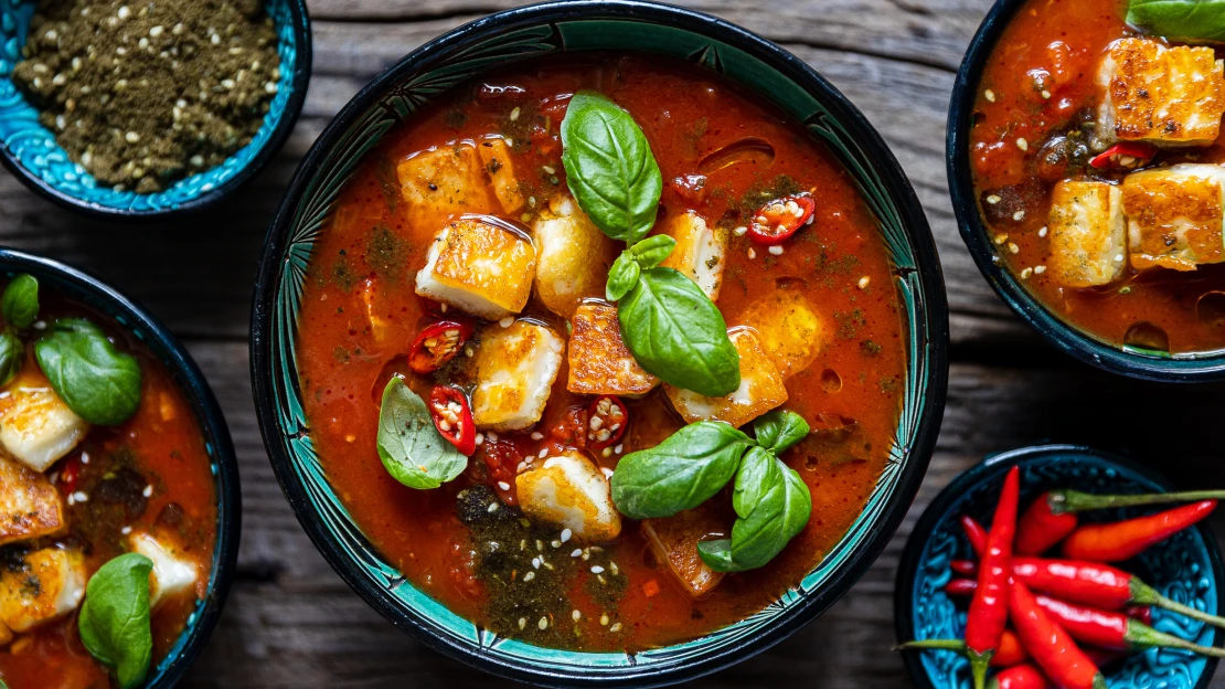 Vrzající polévka, co zahřeje. Uzená rajčatová s halloumi krutony, chilli & zaatarem