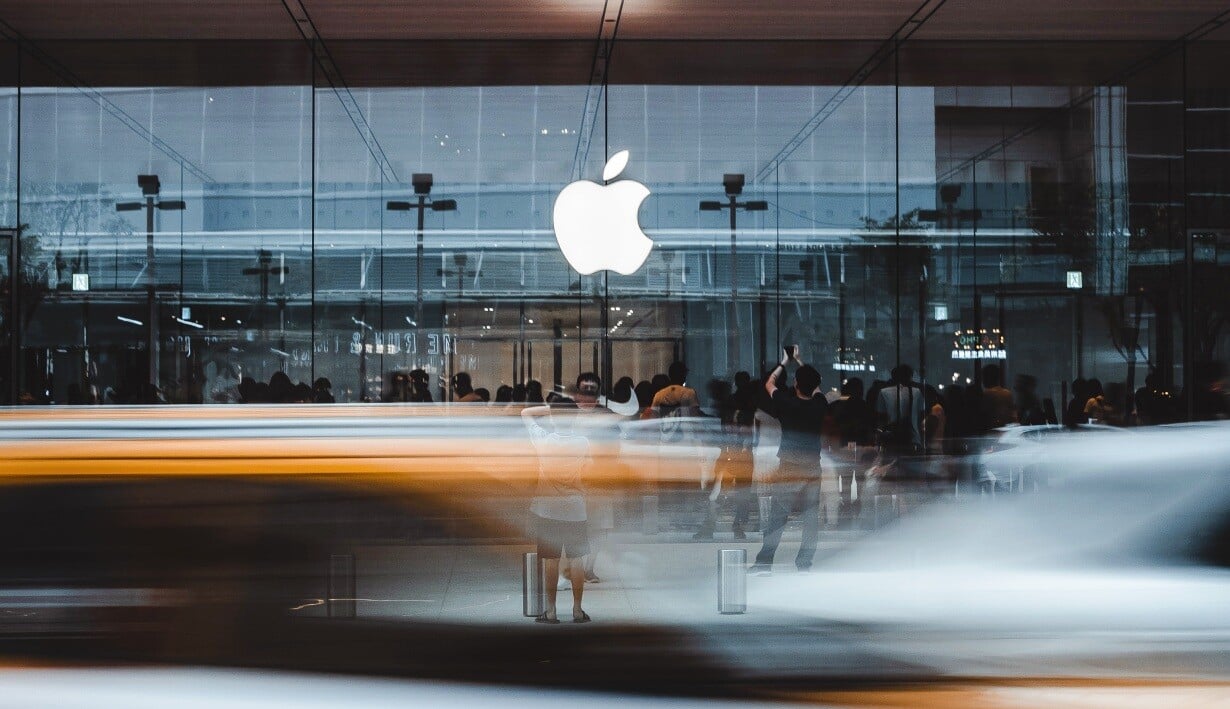 Apple ztratil za rok třetinu své tržní hodnoty. Přesto pokořil ostatní technologické giganty