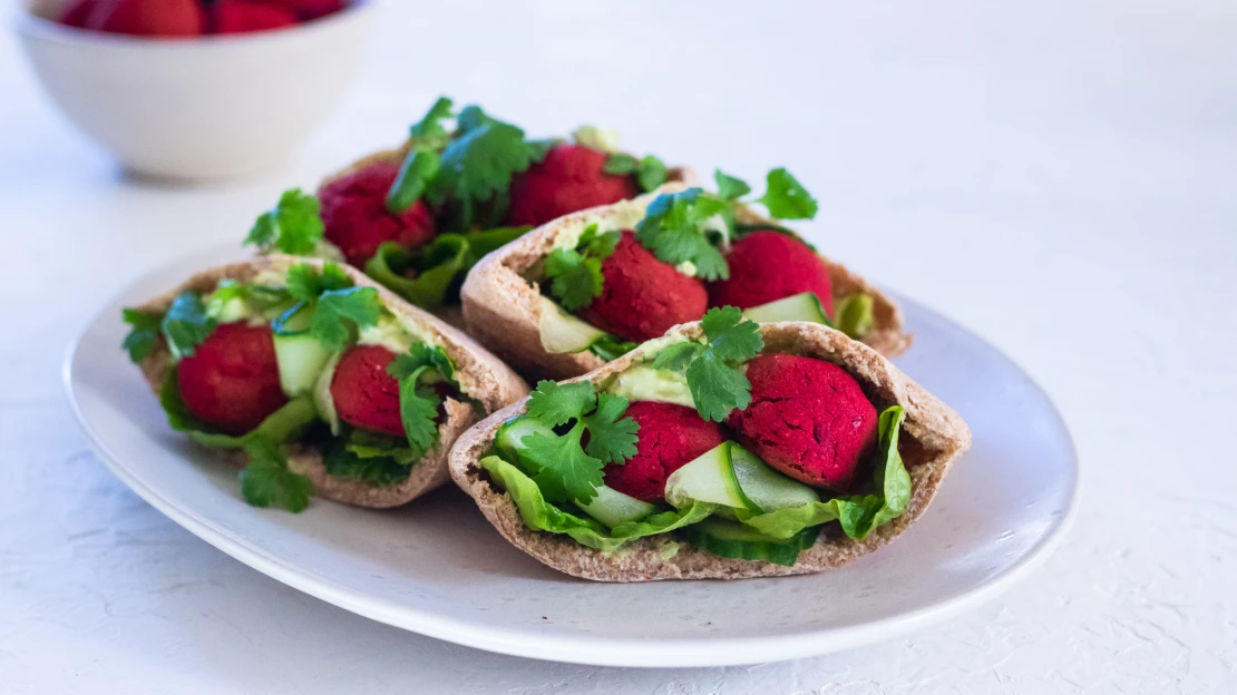 Zdravější než originál. Falafel z červené řepy vábí vůní už z trouby a na talíři hraje barvami