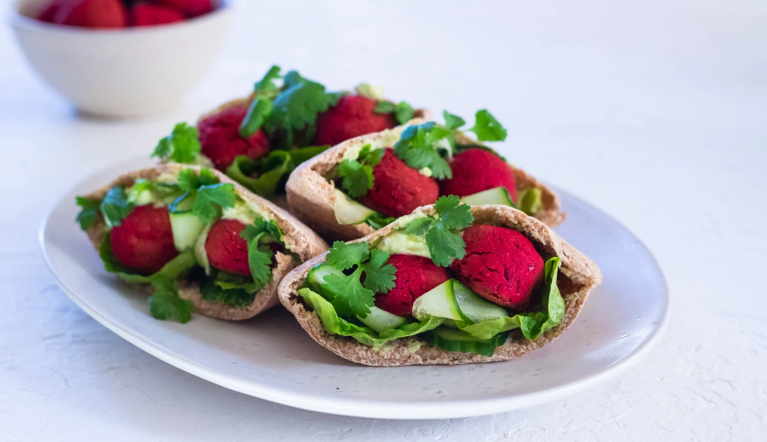 Zdravější než originál. Falafel z červené řepy vábí vůní už z trouby a na talíři hraje barvami