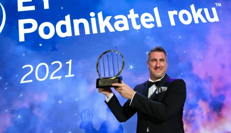 Tomáš Čupr přebírá cenu EY Podnikatel roku 2021