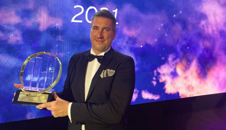 Tomáš Čupr přebírá cenu EY Podnikatel roku