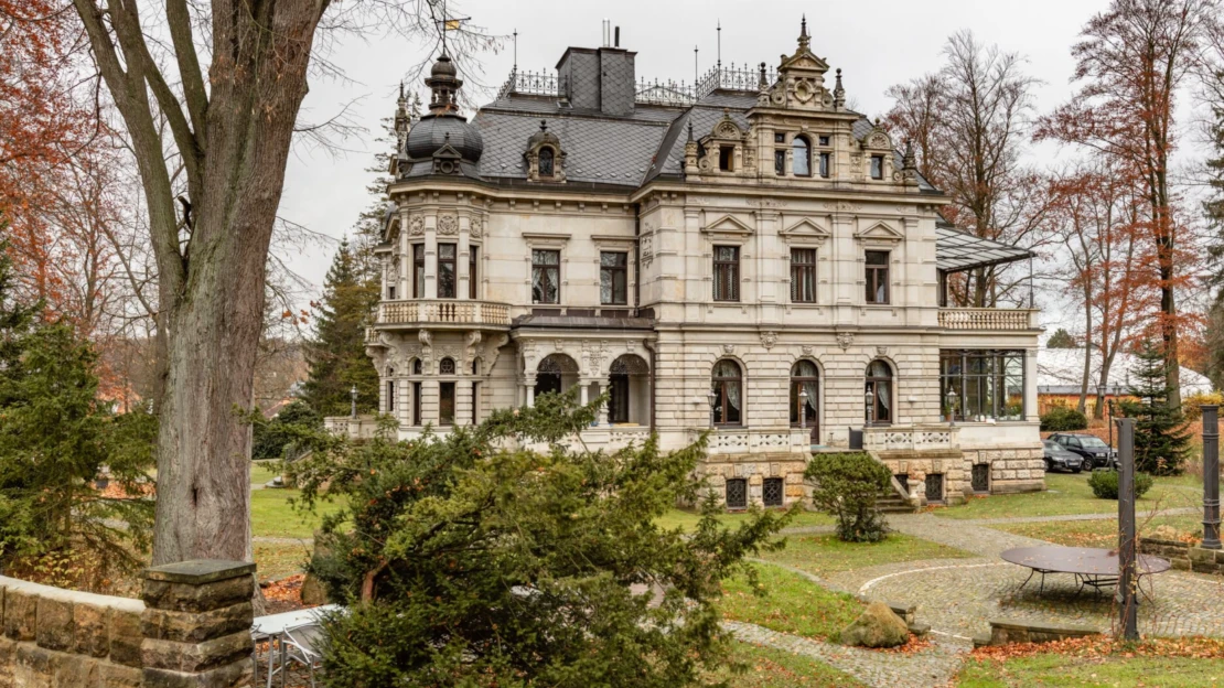 Sedlčanský zámek i karlovarské vily za stamiliony. Tohle jsou nejdražší domy Česka