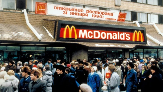 Big Mac v&nbsp;ceně měsíčního kuponu na metro. Jelcin mekáče otvíral, Putin je zavřel