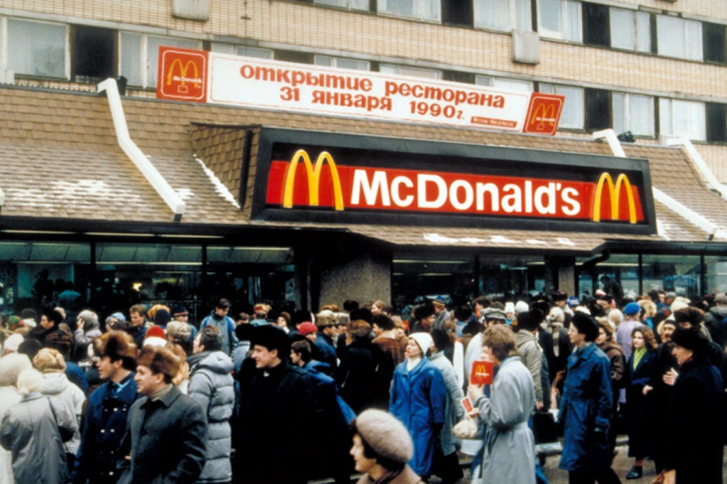 Big Mac v&nbsp;ceně měsíčního kuponu na metro. Jelcin mekáče otvíral, Putin je zavřel