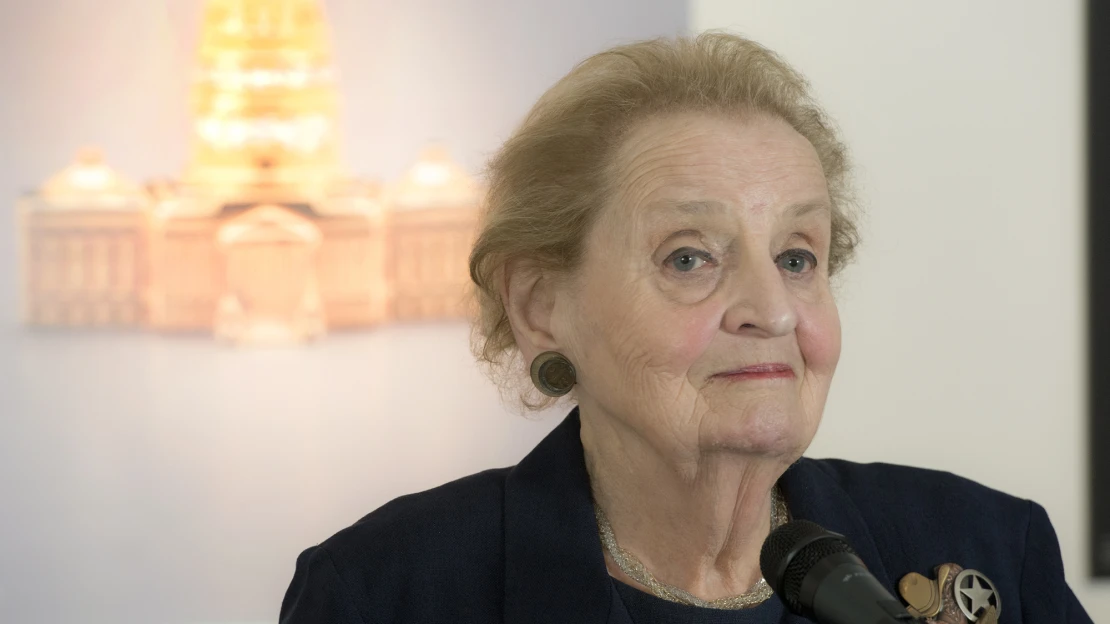 Nejlepší ze všech možných světů. Tipy na čtyři moudré knihy od Madeleine Albright