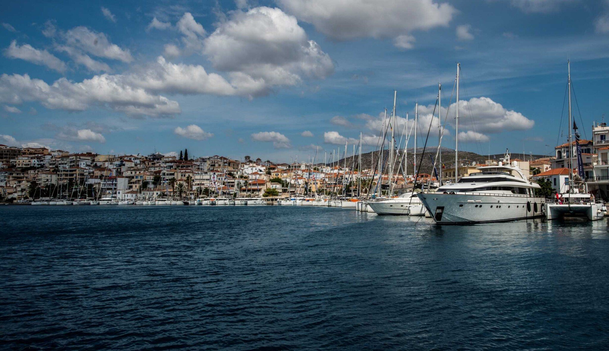 Jen plout a radovat se. Pět řeckých ostrovů, které si vychutnáte při prázdninách na jachtě