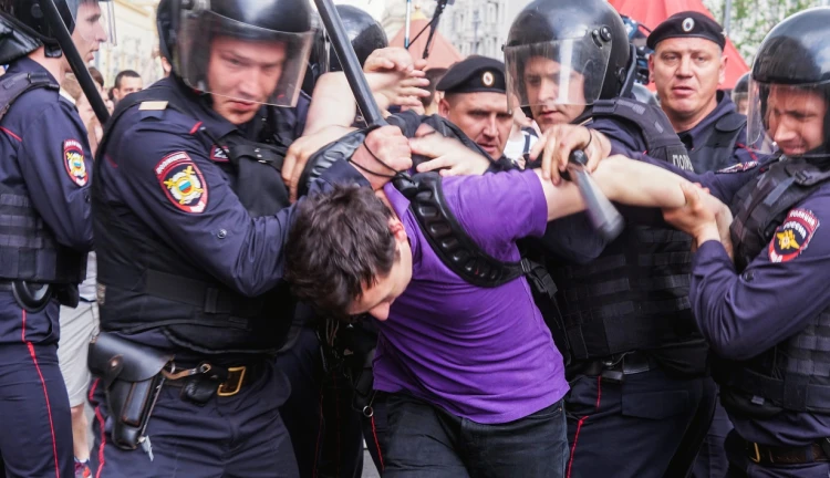 Ruská policie zatýká demonstranta proti Putinovi