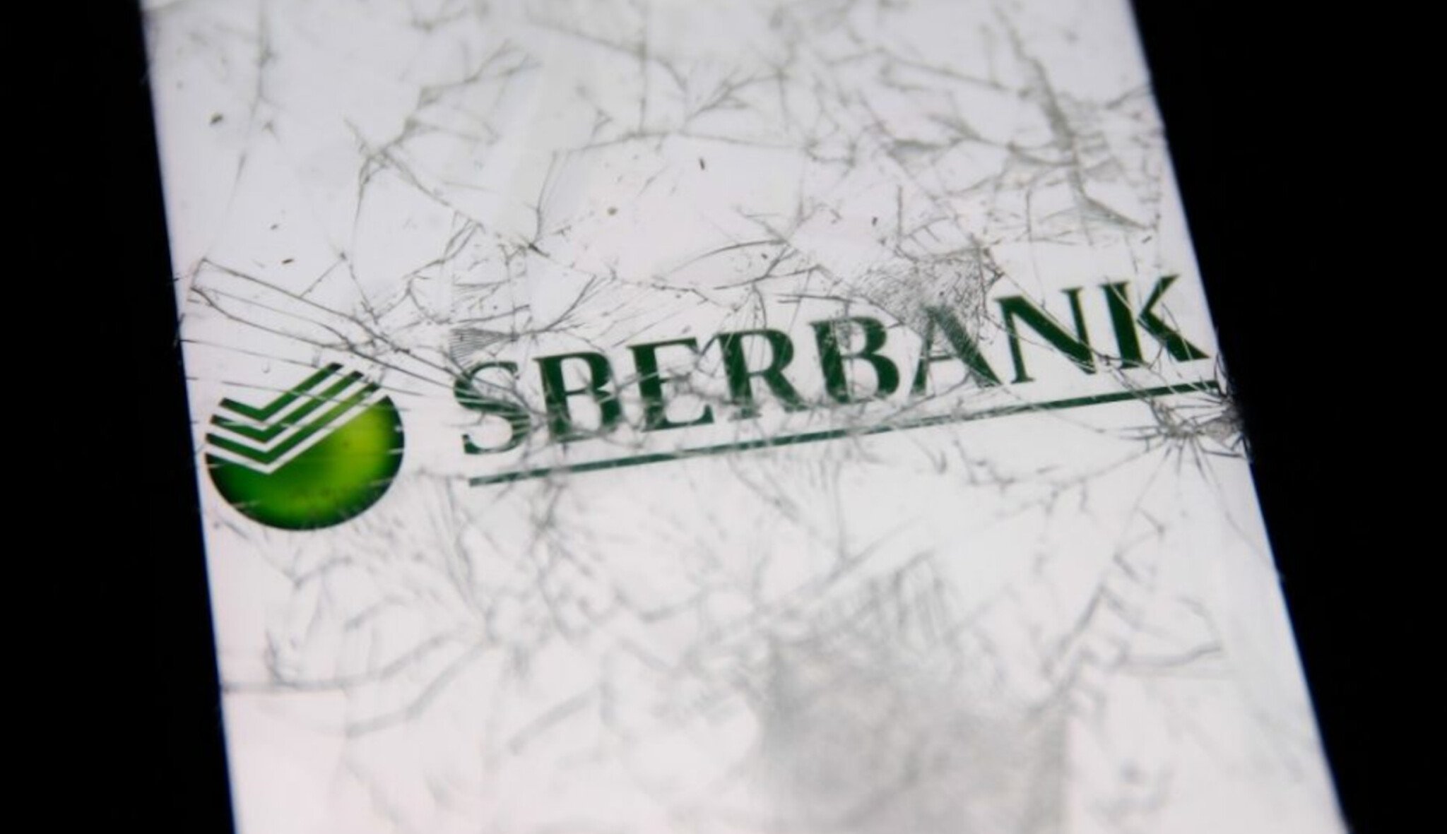 Začíná největší výplata zkrachovalé banky. Klienti Sberbank dostanou 24,2 miliardy