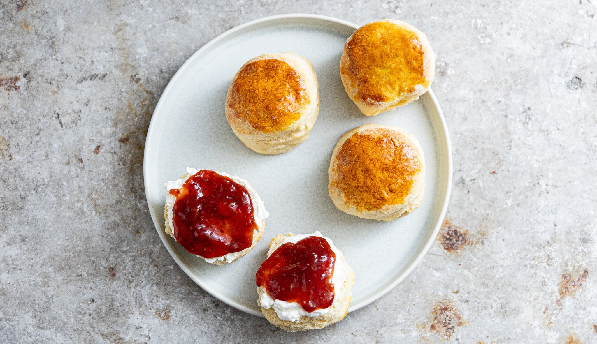 Cream tea aneb Anglické požitkářství v podobě scones s hustou smetanou & jahodovým džemem