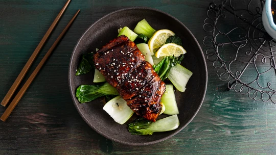 Zažijte chuť umami. Lahodný teriyaki losos s&nbsp;pak choi vám to umožní už za 20 minut