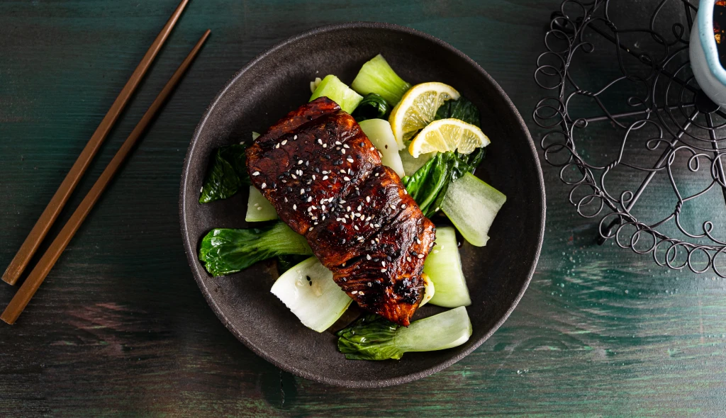 Zažijte chuť umami. Lahodný teriyaki losos s&nbsp;pak choi vám to umožní už za 20 minut