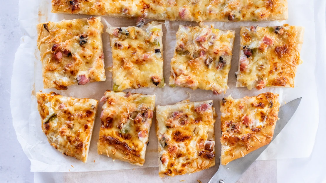 Víkendová rychlovka na plech, která z něj zmizí dřív, než řeknete „tarte flambée“