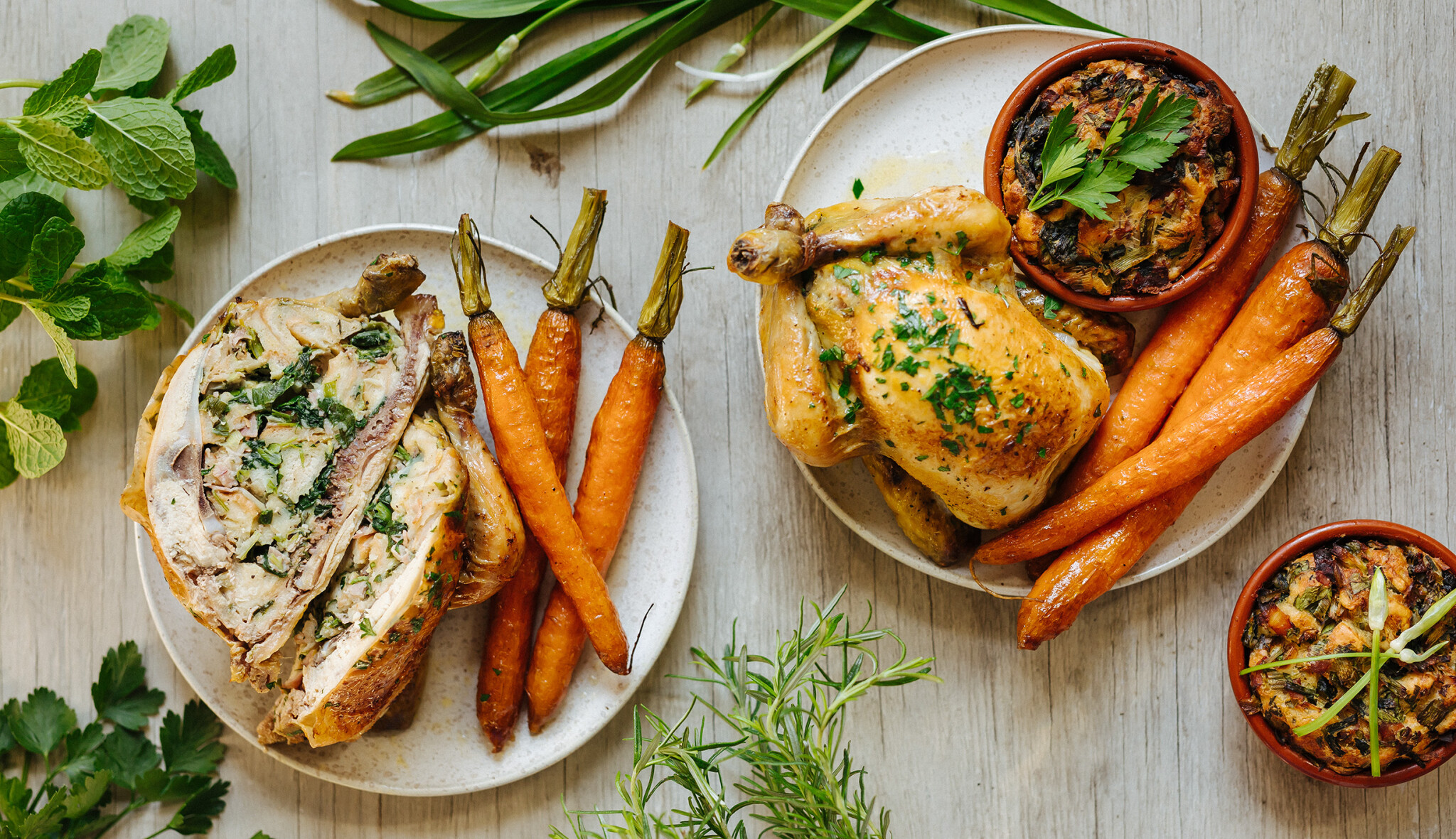 Zhýralá nedělní hostina: jarní kuřátka, bylinková nádivka & pečená karotka