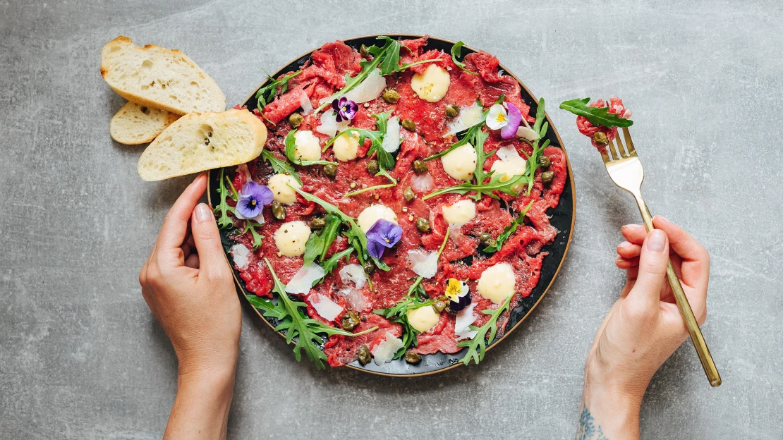 Barbarství nebo gurmánství? Dokonalé carpaccio & lanýžová majonéza vám odpoví