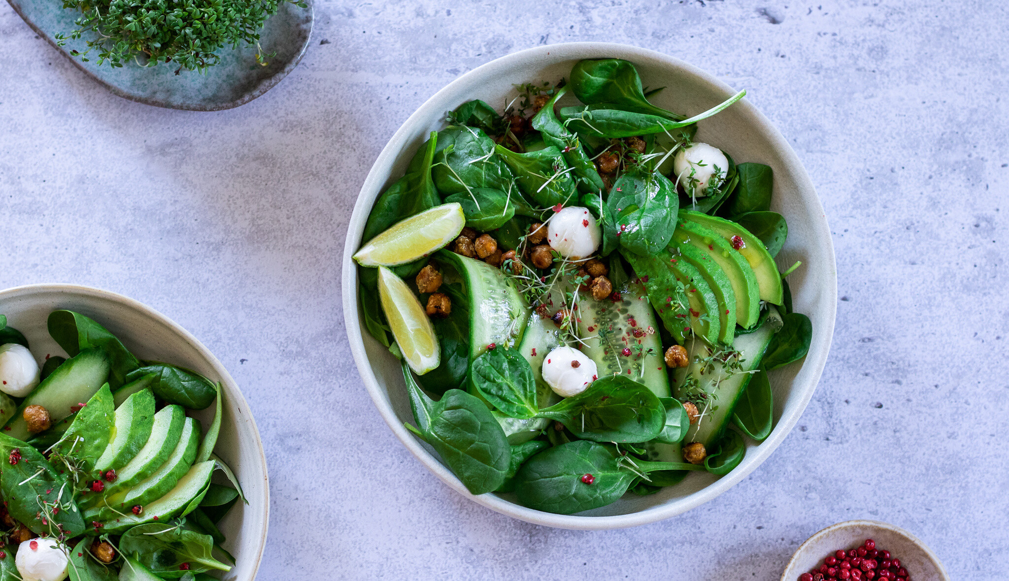 Tak chutná jaro – svěží špenátový salát s křupavou cizrnou si vychutnáte jako samostatné jídlo i sytou přílohu