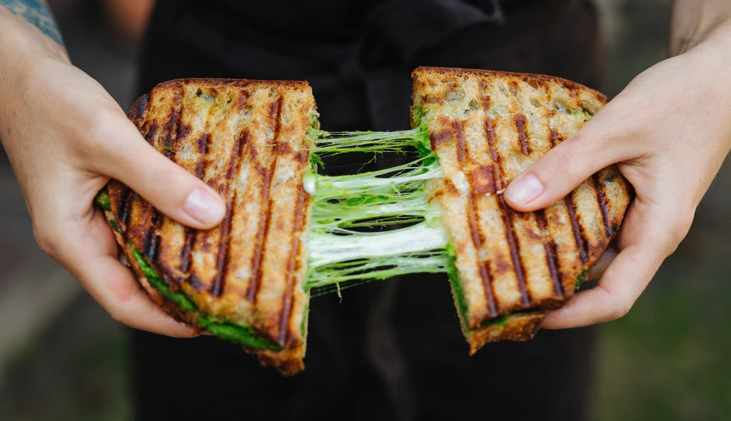 Grilled cheese pro bydlenky i&nbsp;alkoholiky. S&nbsp;pestem z&nbsp;medvědího česneku