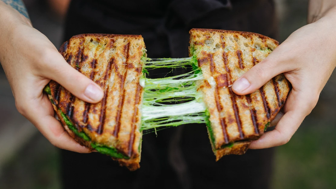 Grilled cheese pro bydlenky i alkoholiky. S pestem z medvědího česneku