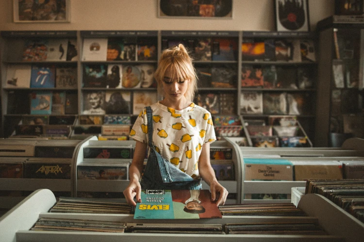 Dívka v obchodě s vinyly