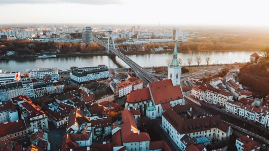 Politici v&nbsp;poutech, extra zdanění velkých firem i těžba uranu. Čím žije Slovensko?