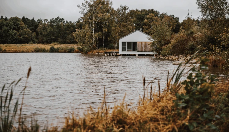 Zůstaňte nad vodou. V tomhle luxusním ubytování v srdci Vysočiny to jde samo