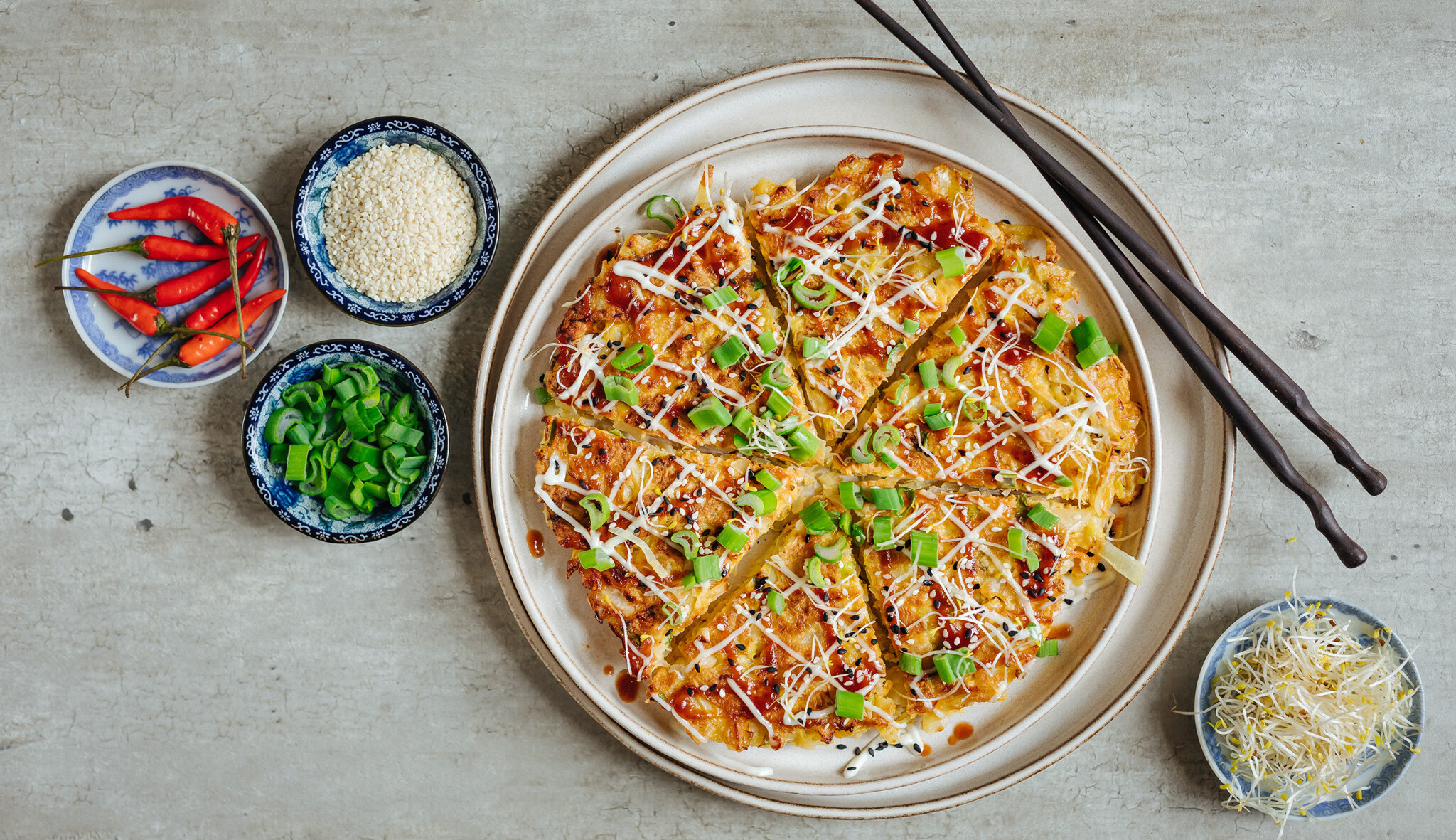 Pondělí bez masa: okonomiyaki nabité zeleninou potěší příznivce bramboráků, palačinek i japonské kuchyně