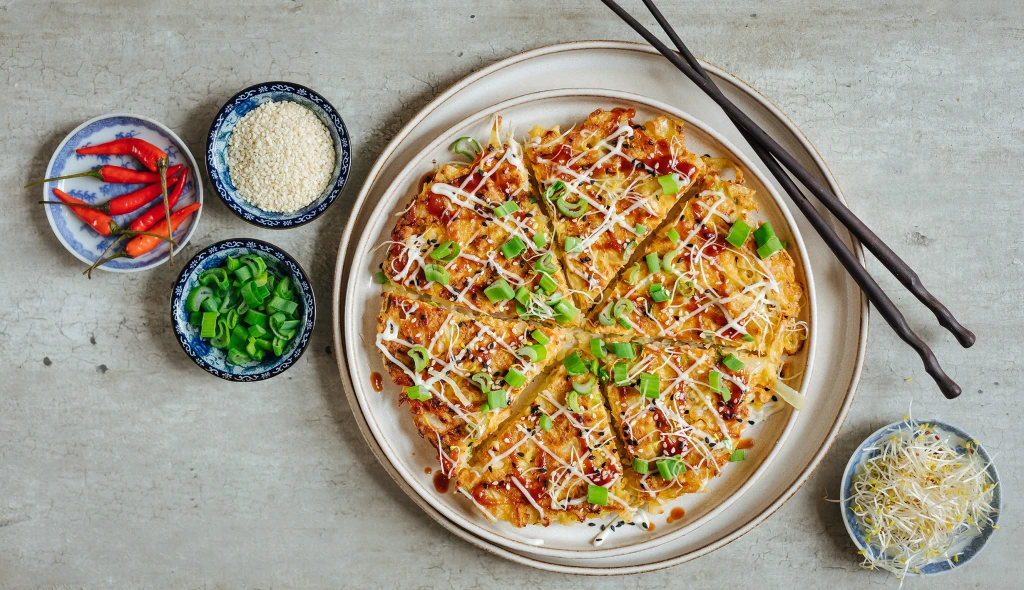 Pondělí bez masa: okonomiyaki nabité zeleninou potěší příznivce bramboráků, palačinek i&nbsp;japonské kuchyně