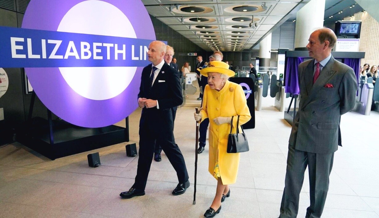 Elizabeth Line. Královna ve výborné kondici otevřela novou linku metra