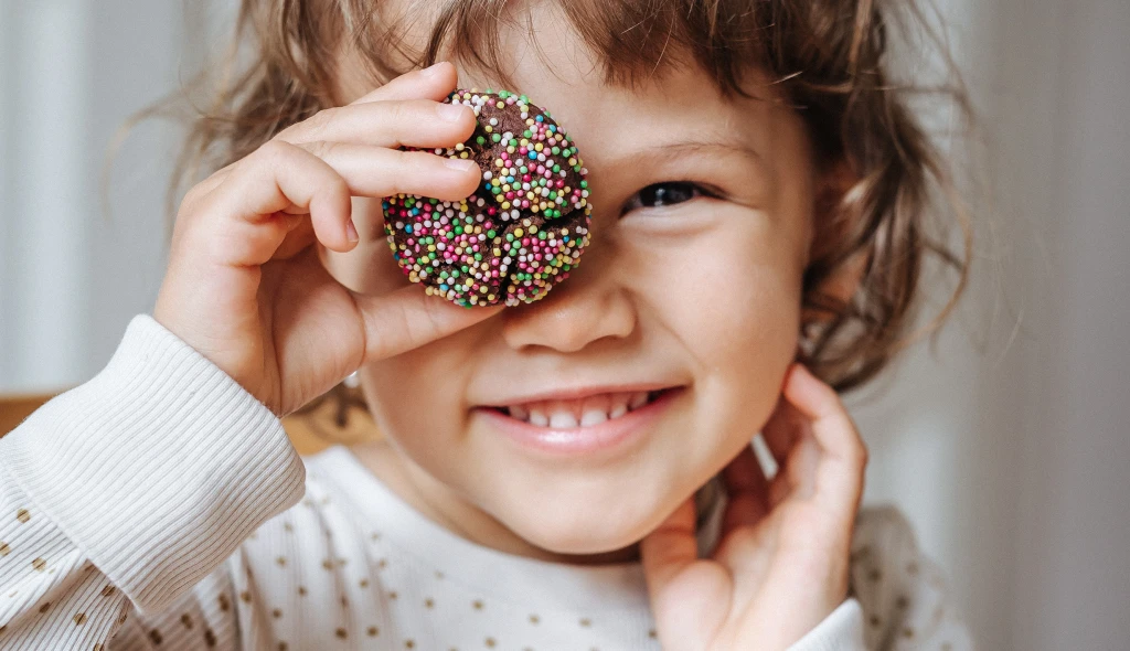 Oslavte Den dětí společným pečením. Barevné sušenky baví děti péct i&nbsp;mlsat
