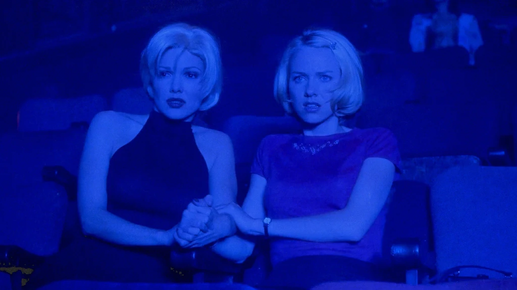 Mulholland Drive se vrací do kin. Proč se znovu ztratit v delirické verzi Los Angeles?