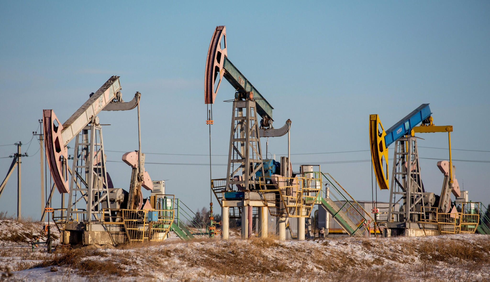 OPEC+ zřejmě neomezí dodávky ropy. Za rok zlevnila o osmatřicet procent