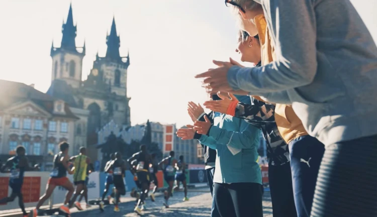 Maratonští běžci na Staroměstském náměstí