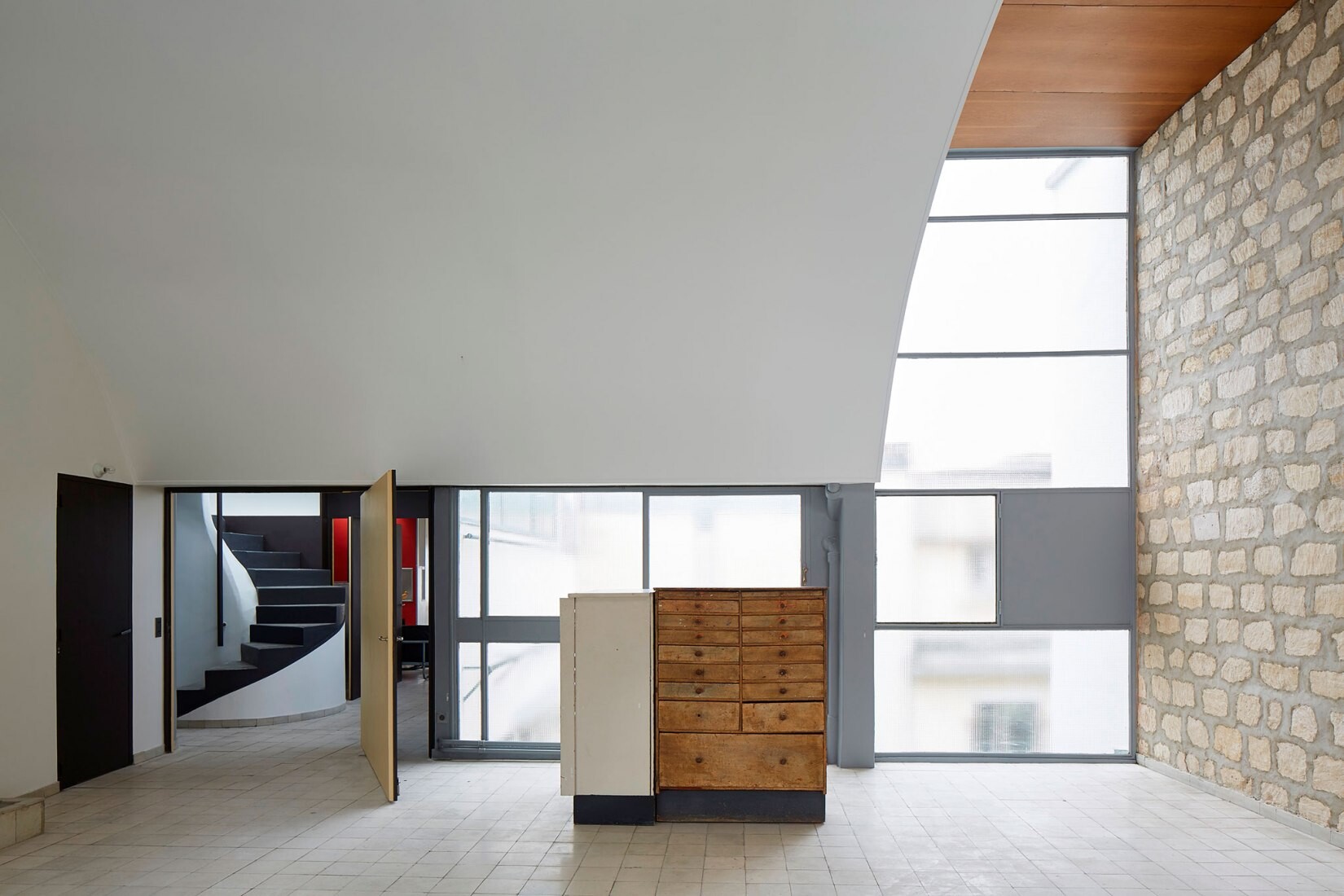 Stavět ze světla. Le Corbusierův apartmán v Paříži udiví speciálním kouzlem