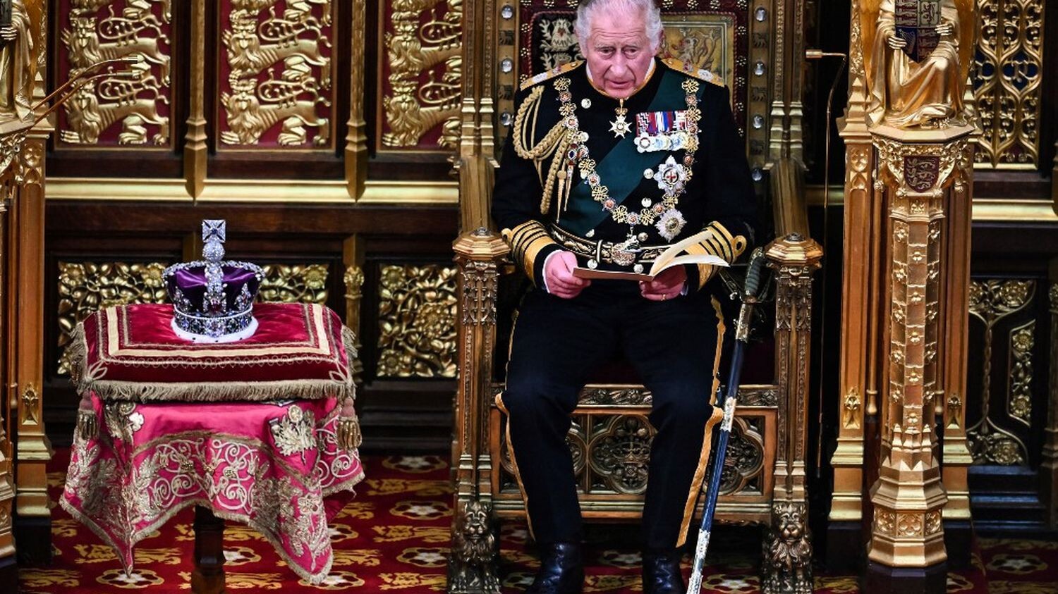 Charles na trůně. Příští král otevřel parlament místo své matky Alžběty II.