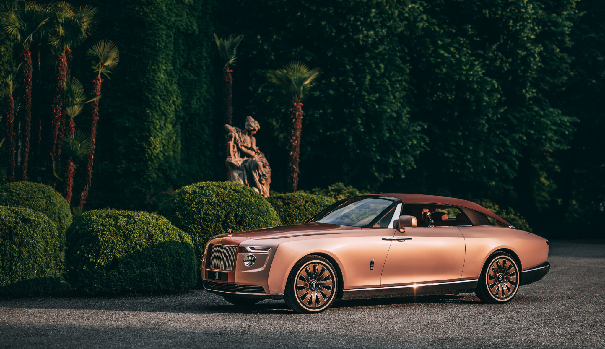 Rolls-Royce ukázal další auto za víc než půl miliardy. Tohle má v DNA perly
